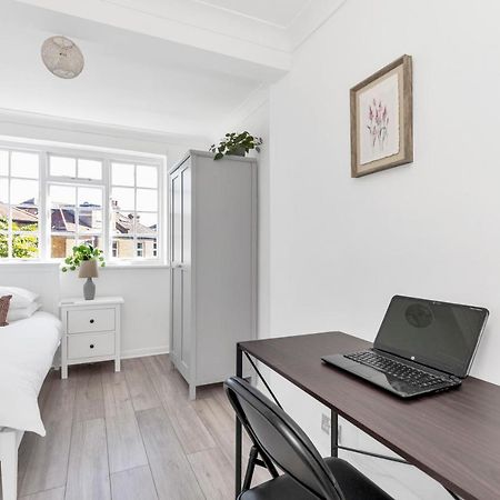 Modern Two Bedroom Apartment With Free Parking! Londen Buitenkant foto