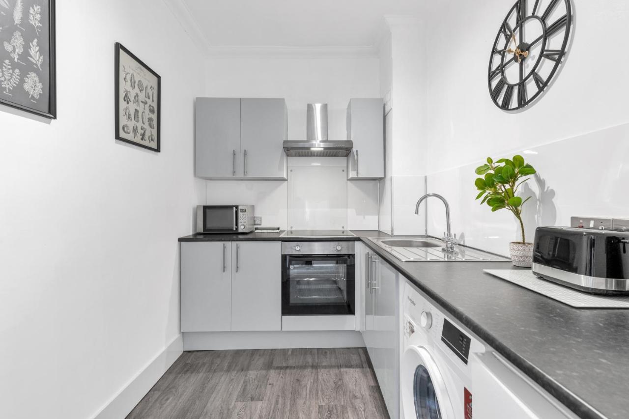 Modern Two Bedroom Apartment With Free Parking! Londen Buitenkant foto