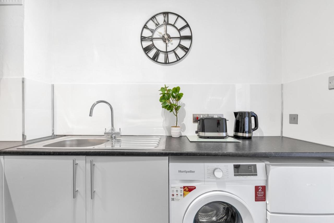 Modern Two Bedroom Apartment With Free Parking! Londen Buitenkant foto