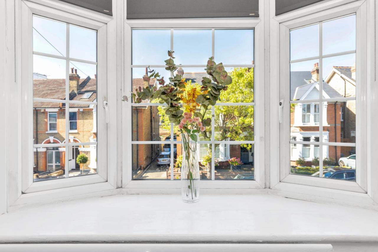 Modern Two Bedroom Apartment With Free Parking! Londen Buitenkant foto