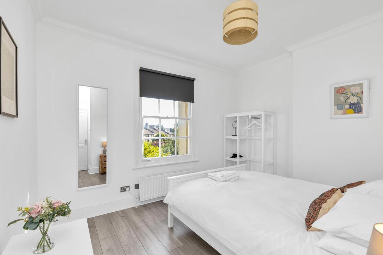 Modern Two Bedroom Apartment With Free Parking! Londen Buitenkant foto