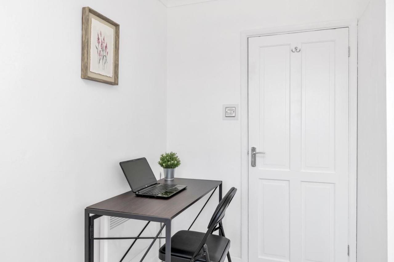 Modern Two Bedroom Apartment With Free Parking! Londen Buitenkant foto