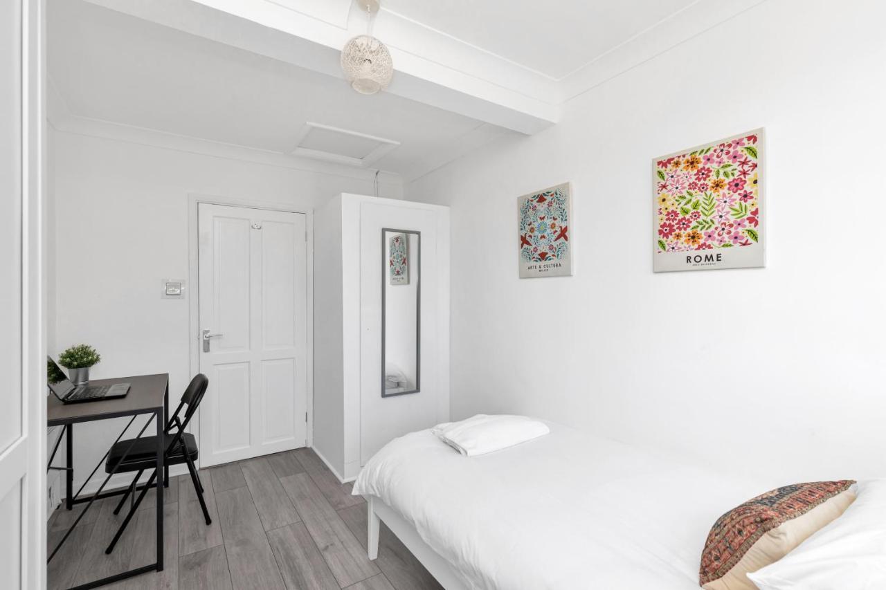 Modern Two Bedroom Apartment With Free Parking! Londen Buitenkant foto